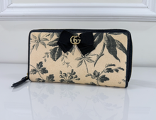 GUCCI HERBARIUM ZIP AROUND WALLET IN BLACK