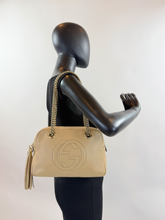 GUCCI SOHO CHAIN SHOULDER BAG IN NEUTRAL