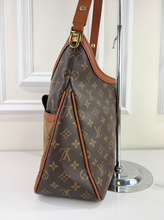 LOUIS VUITTON DAUPHINE REVERSE HOBO MM