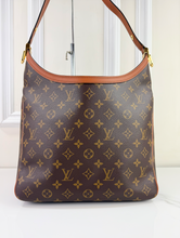 LOUIS VUITTON DAUPHINE REVERSE HOBO MM