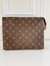 LOUIS VUITTON TOILETRY POUCH 26