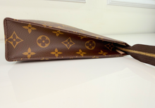 LOUIS VUITTON TOILETRY POUCH 26