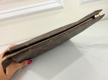 LOUIS VUITTON TOILETRY POUCH 26