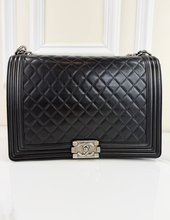 CHANEL BOY FLAP BAG LARGE LAMBSKIN IN BLACK